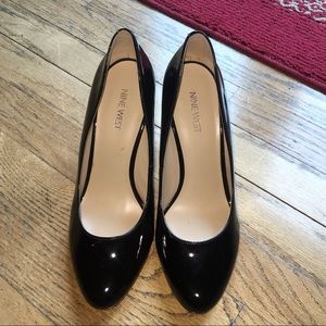 Nine West black glossy pumps